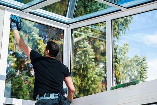 gebäudereiniger putzt fenster